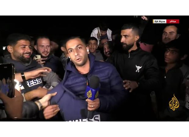 A journalist's powerful gesture of removing body armor during ceasefire declaration evokes emotions.