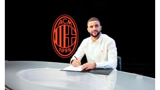 Footballer Kyle Walker honors Manchester United icon by wearing #18 jersey for AC Milan.