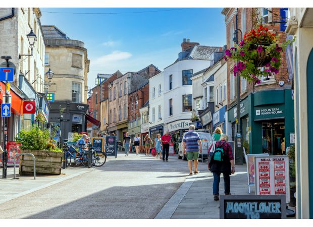 Popular brand in negotiations to sell all of its 500 physical stores for a whopping £1.5 billion.