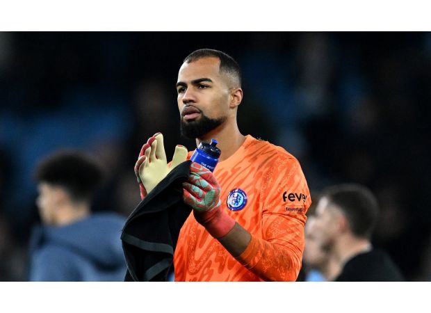 Chelsea fans want Robert Sanchez out after Man City loss, Enzo Maresca responds.