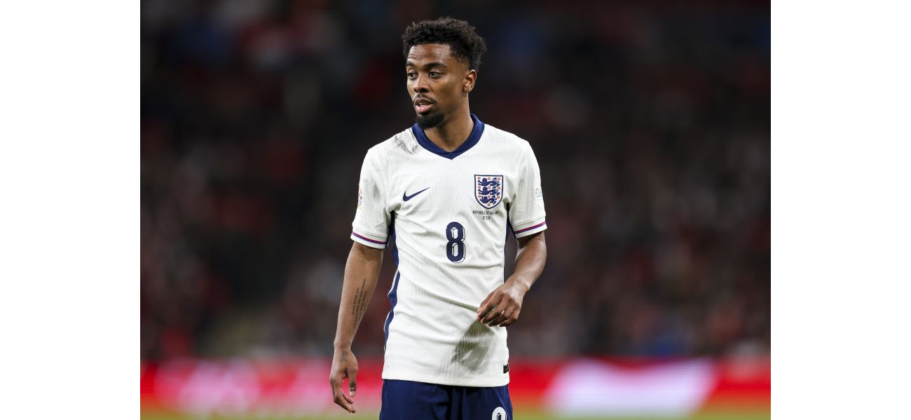 Angel Gomes addresses rumors about his possible transfer to Manchester United.