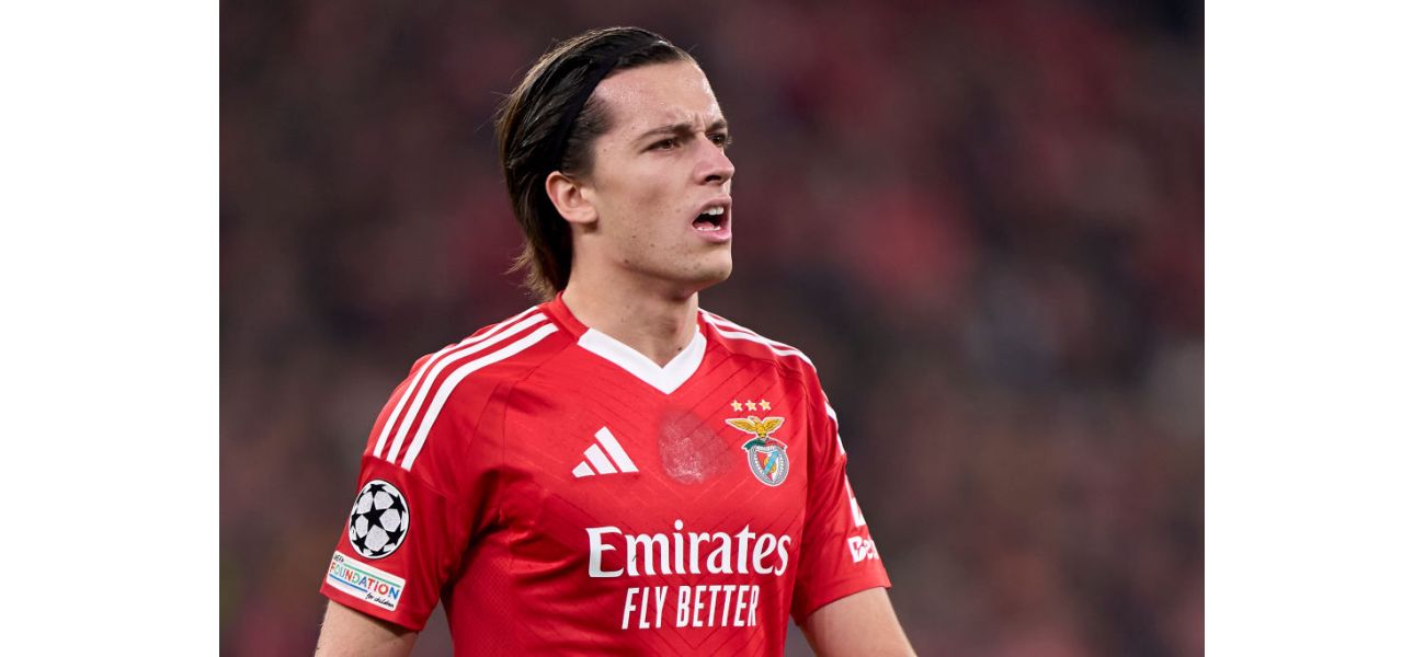 Fernandez decides whether to return to Man Utd this month.