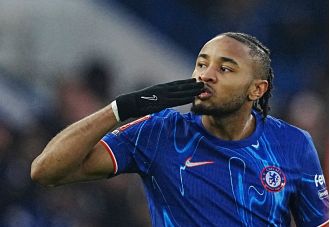 Nkunku tells Chelsea he wants to join Manchester United instead, signaling a potential transfer.