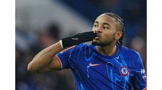 Nkunku tells Chelsea he wants to join Manchester United instead, signaling a potential transfer.