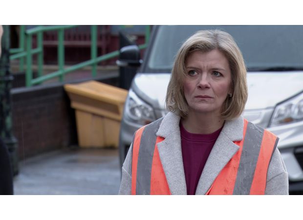 Leanne is facing new troubles while living alone in Coronation Street.