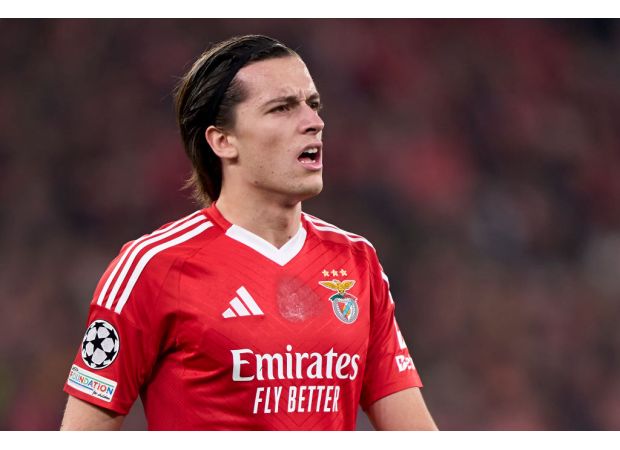 Fernandez decides whether to return to Man Utd this month.