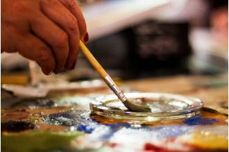 An artist from New Orleans makes history as the first non-NFL staff member to design the Super Bowl logo.