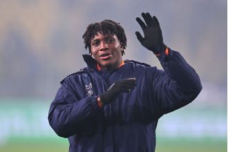 Patrick Dorgu bids farewell to Lecce supporters as he prepares to join Manchester United for a transfer fee of £29 million.