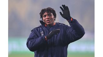 Patrick Dorgu bids farewell to Lecce supporters as he prepares to join Manchester United for a transfer fee of £29 million.