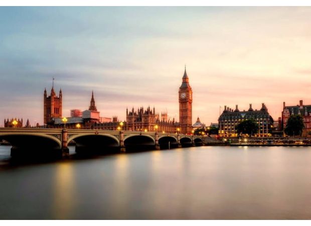 Darius Rucker, famous country singer, relocates to London after being arrested for drug offenses last year.