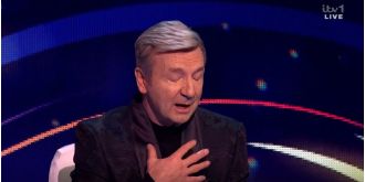A judge on Dancing on Ice becomes emotional while paying tribute to skating stars who died in a plane crash.
