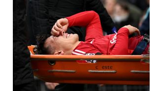 Man Utd defender Martinez taken off on stretcher with injury, causing concern.