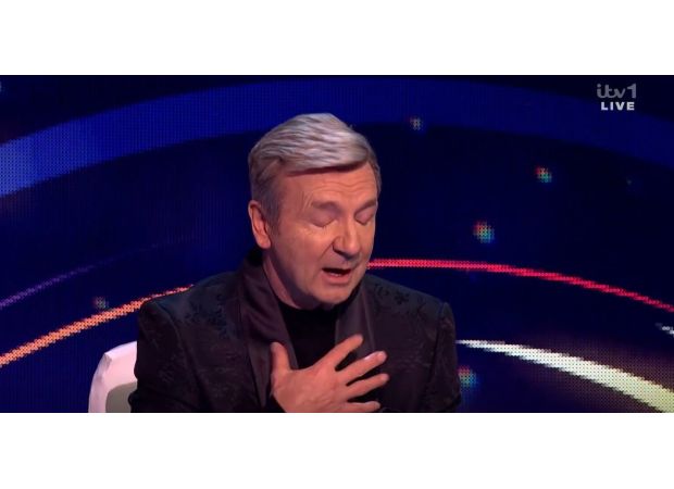 A judge on Dancing on Ice becomes emotional while paying tribute to skating stars who died in a plane crash.