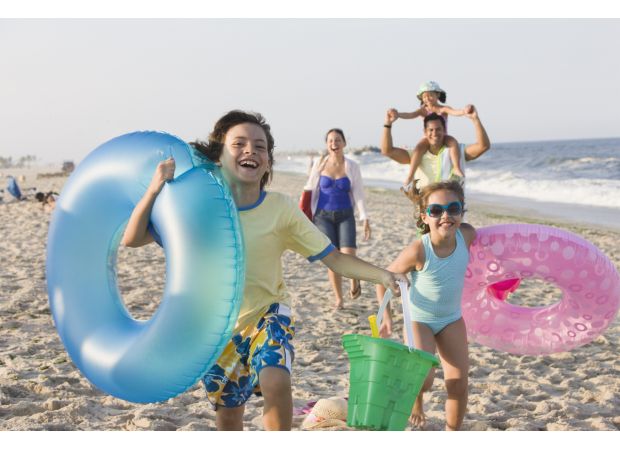 Discover the best warm destinations to visit during April for a sunny Easter vacation.