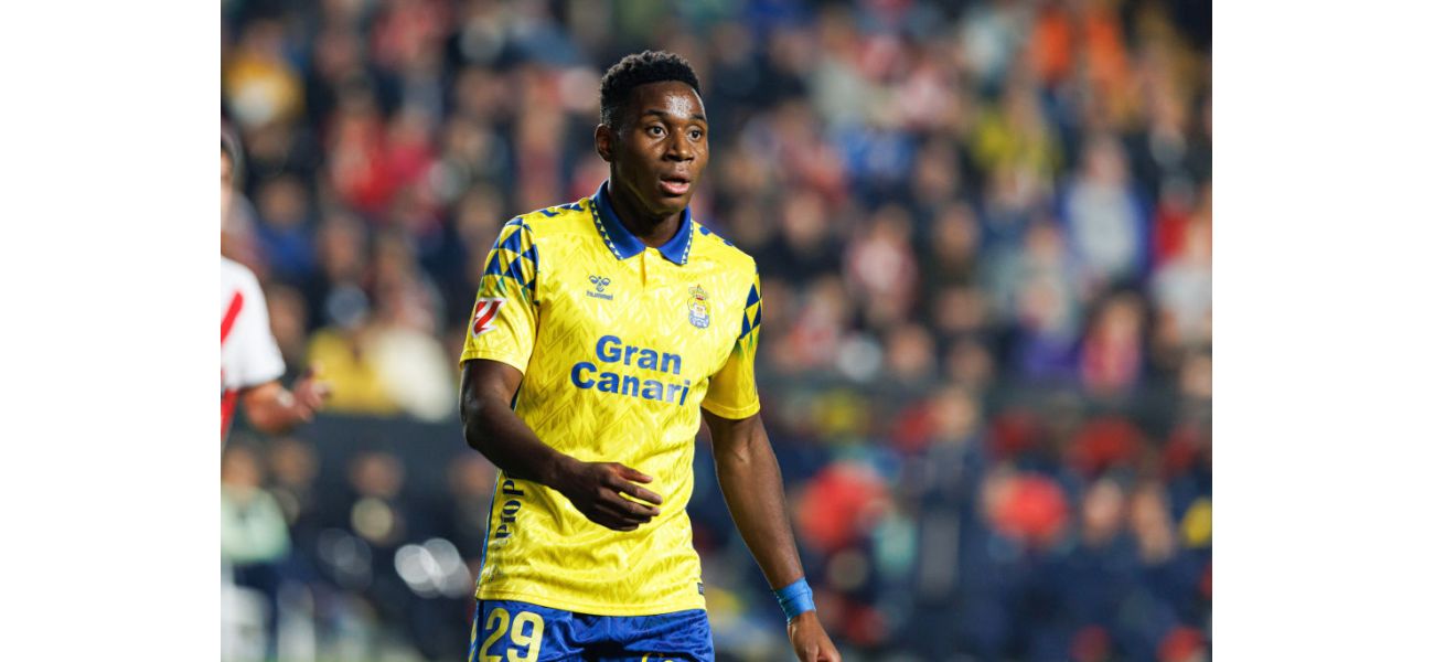 Who are the players that Chelsea is hoping to acquire: Dario Essugo and Mathis Amougou?
