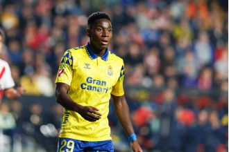 Who are the players that Chelsea is hoping to acquire: Dario Essugo and Mathis Amougou?
