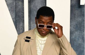 People online criticize Grammys interviewers for disrespecting Babyface and gushing over a new artist.