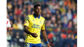 Who are the players that Chelsea is hoping to acquire: Dario Essugo and Mathis Amougou?