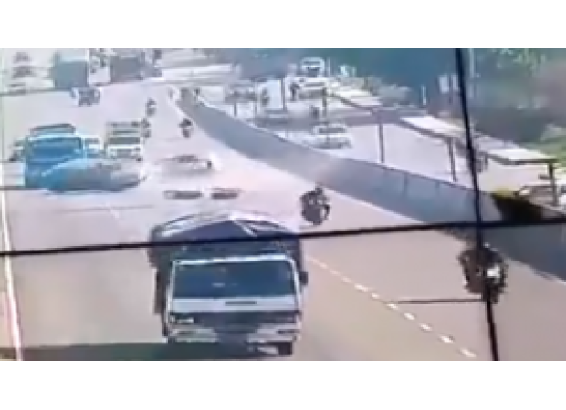 Check out this crazy video: Chaos on Delhi-Meerut Expressway due to wrong-side driving!