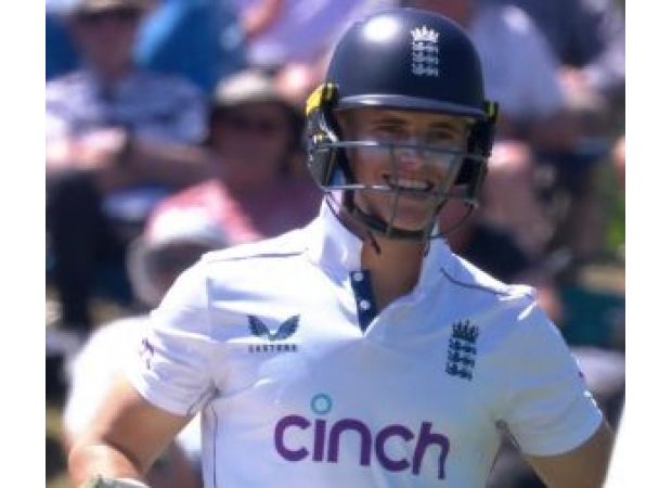 England has brought in Tom Banton to replace injured player Jacob Bethell.