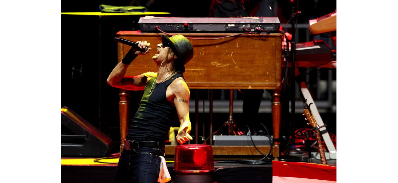 Upset Kid Rock storms off stage when crowd doesn't clap.