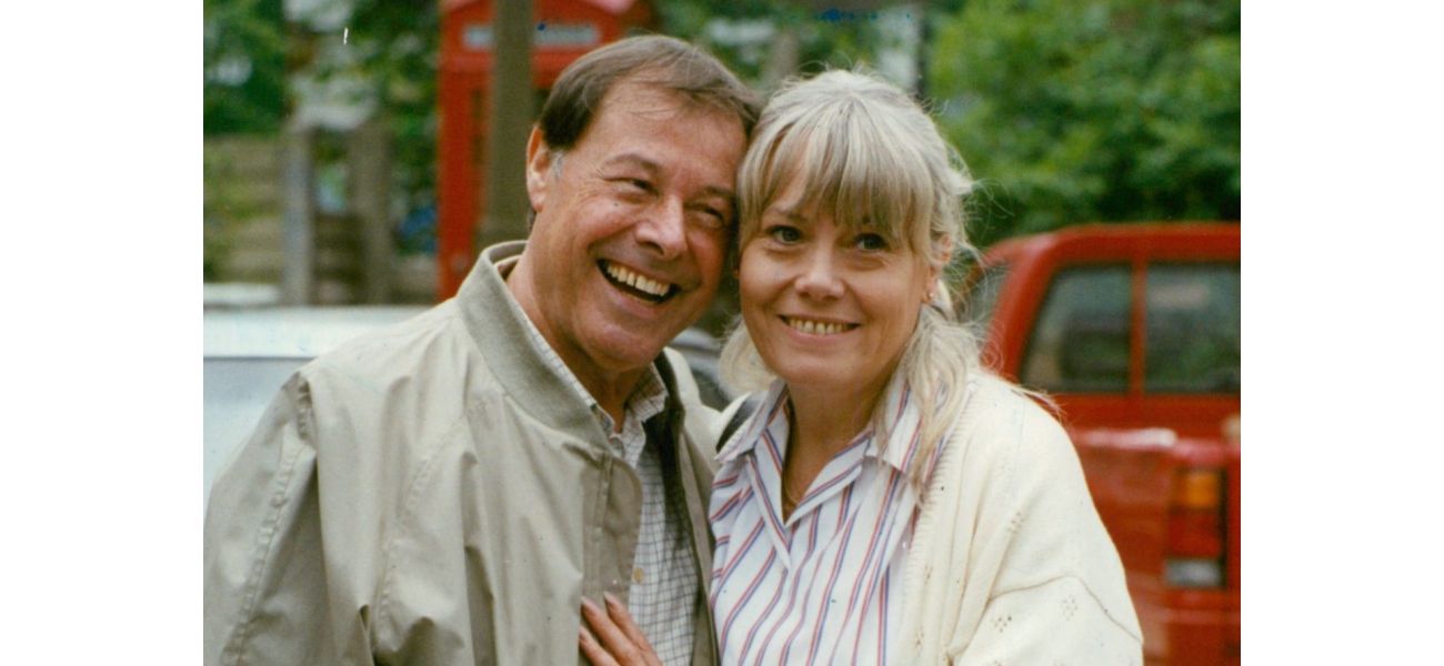 Two beloved characters from EastEnders make an emotional comeback in moving scenes.