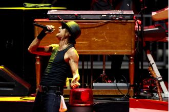 Upset Kid Rock storms off stage when crowd doesn't clap.