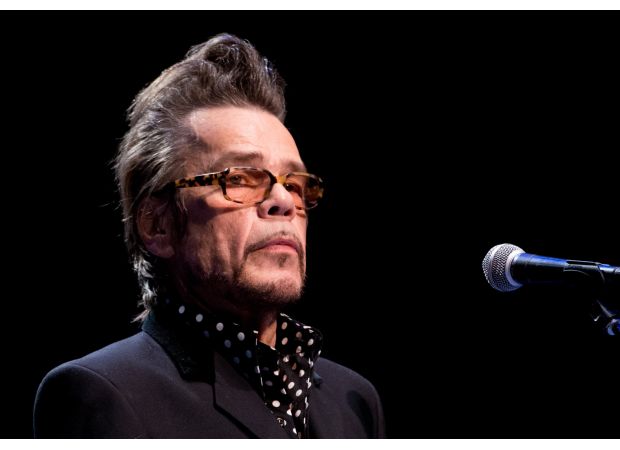 Iconic 70s lead singer announces terminal cancer and asks for support from followers