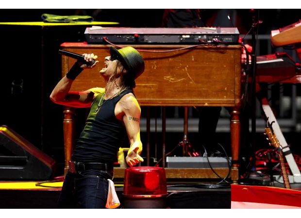 Upset Kid Rock storms off stage when crowd doesn't clap.