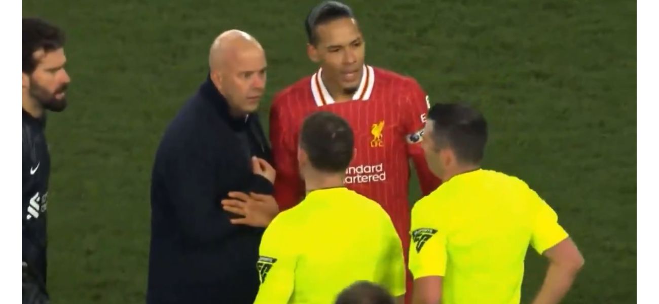 Slot spoke to Oliver after he showed a red card during the Liverpool-Everton match.