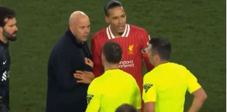 Slot spoke to Oliver after he showed a red card during the Liverpool-Everton match.