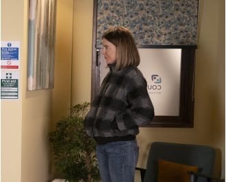 Abi was shocked when she encountered a familiar person during her therapy session on Coronation Street.