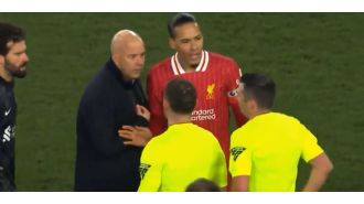 Slot spoke to Oliver after he showed a red card during the Liverpool-Everton match.