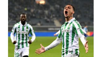 Man Utd fans ponder their team's struggles as Antony scores a spectacular goal for Betis.