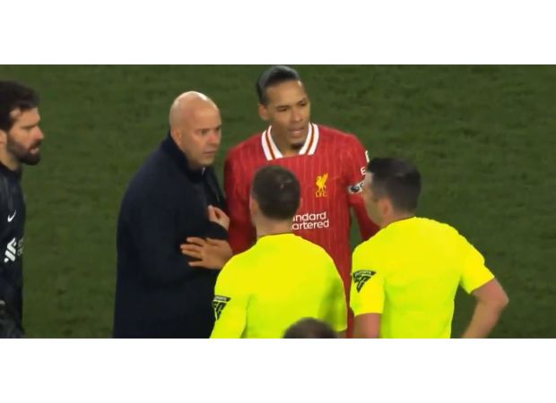 Slot spoke to Oliver after he showed a red card during the Liverpool-Everton match.