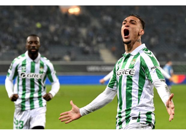 Man Utd fans ponder their team's struggles as Antony scores a spectacular goal for Betis.