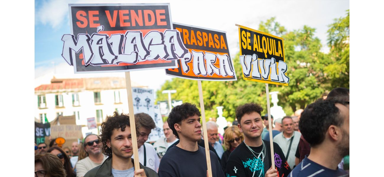 Fewer bookings for Malaga holiday homes due to protests and rumors of banning tourists.