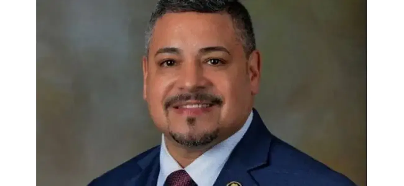 Ex-NYC police chief's twin accused of posing as him to aid in illegal activities at clubs.