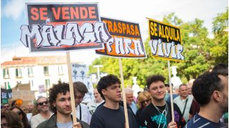 Fewer bookings for Malaga holiday homes due to protests and rumors of banning tourists.