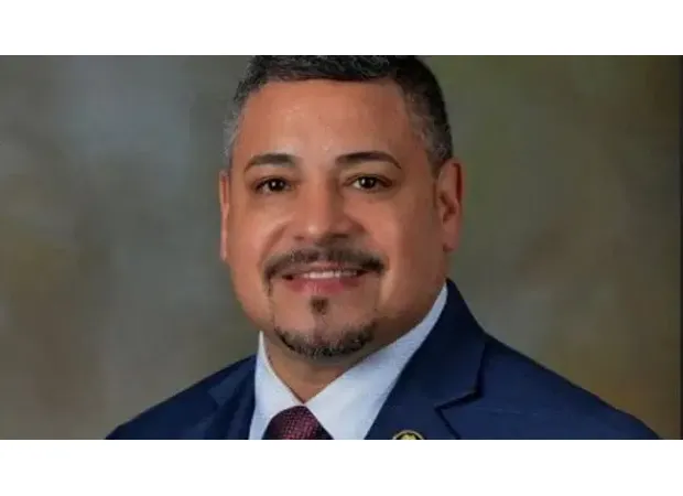 Ex-NYC police chief's twin accused of posing as him to aid in illegal activities at clubs.