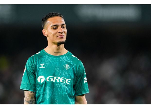 Man Utd's possible return for Antony causes embarrassment as he responds to the news as a winger.