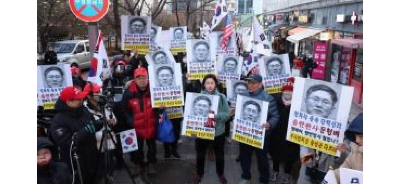 Supporters of Yoon protest near judge's residence in South Korea.