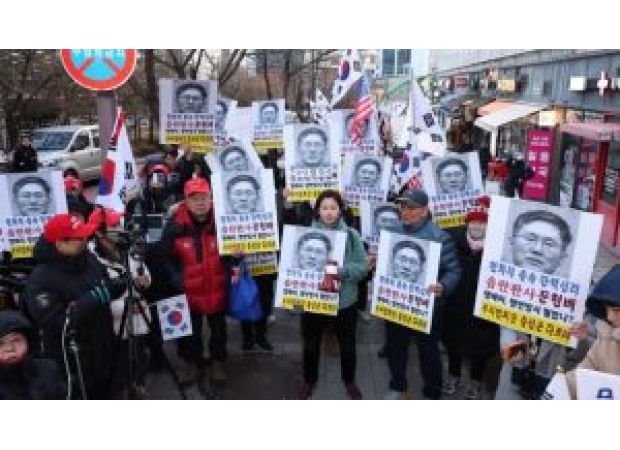 Supporters of Yoon protest near judge's residence in South Korea.