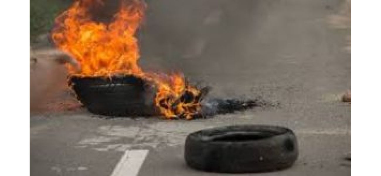 Villagers in Bihar protest after teenager is killed, causing the Delhi-Kolkata Highway to be blocked.