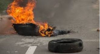 Villagers in Bihar protest after teenager is killed, causing the Delhi-Kolkata Highway to be blocked.
