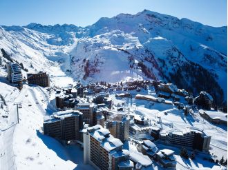 23-year-old British man dies in French Alps after après-ski event, found at bottom of cliff.