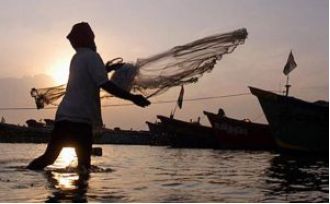 Sri Lankan navy detains 32 Tamil fishermen, confiscates 5 boats.