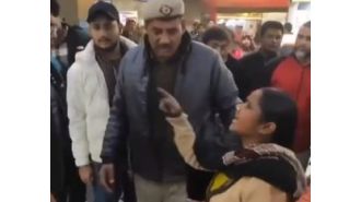Watch video of women thieves in Delhi metro caught red-handed and see what happens next.