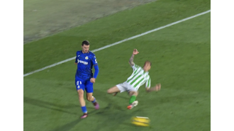 Antony, a player on loan from Manchester United, received a red card for a dangerous tackle during a game with Real Betis.