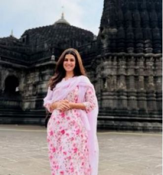 Nimrat Kaur visits Trimbakeshwar Shiva Temple for blessings.